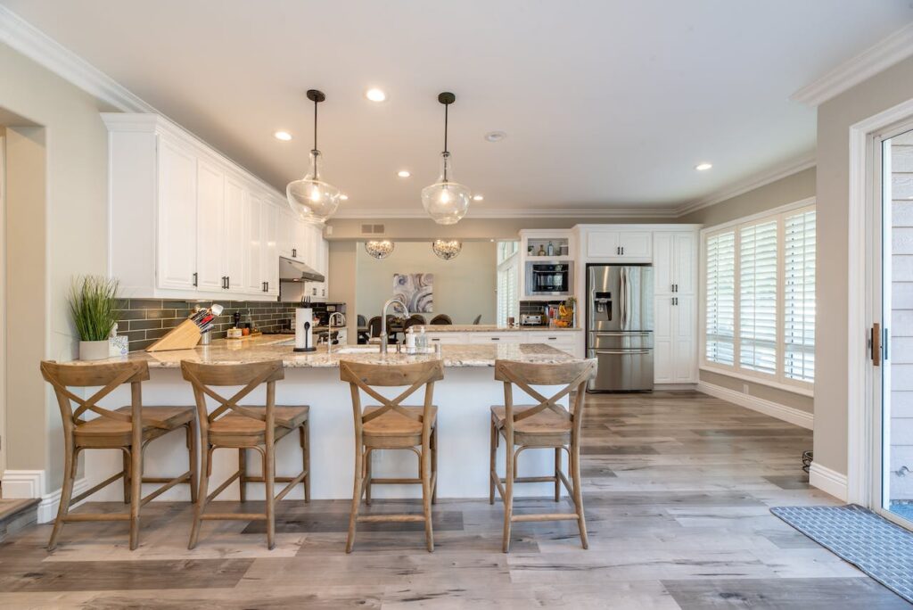 An open-concept kitchen and dining area